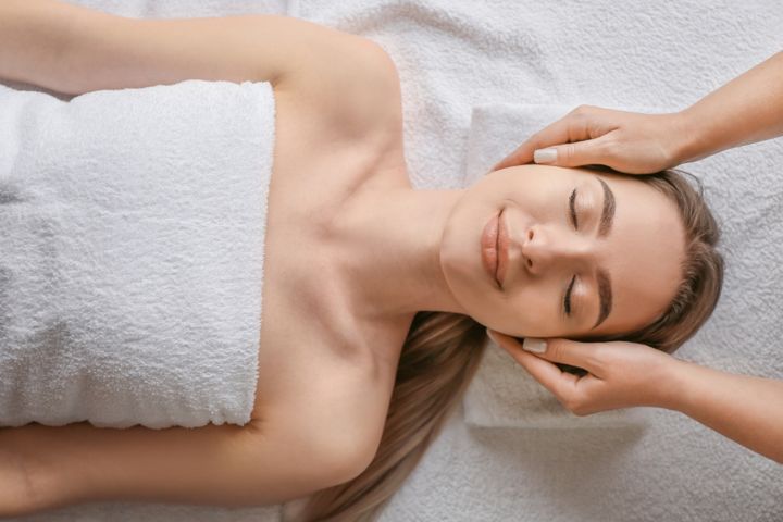 Terapia capilar com massagem no couro cabeludo