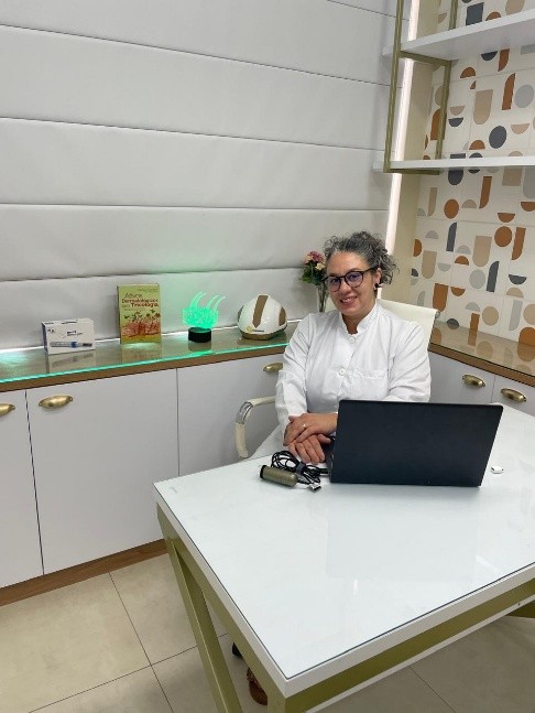 Heidi Freitas em seu consultório de tricologia
